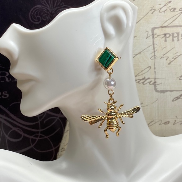 Faux pearls bee 🐝 earrings - Picture 5 of 5